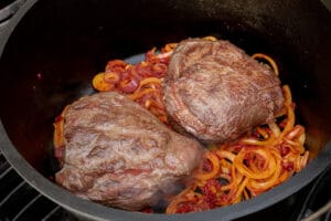 Ochsenbäckchen im Dutch Oven auf dem Gasgrill