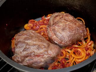 Ochsenbäckchen im Dutch Oven auf dem Gasgrill