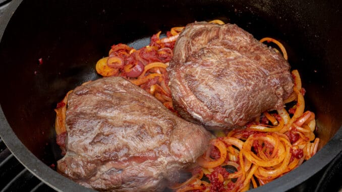 Ochsenbäckchen im Dutch Oven auf dem Gasgrill