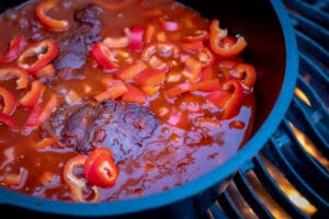 Ochsenbäckchen (Rinderbäckchen) im Dutch Oven auf dem Gasgrill