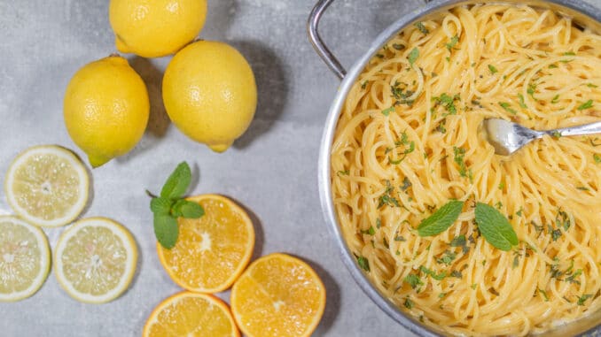 One Pot Pasta mit Citrusfrüchten