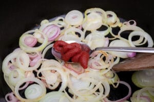 Zwiebeln anbraten mit Tomatenmark