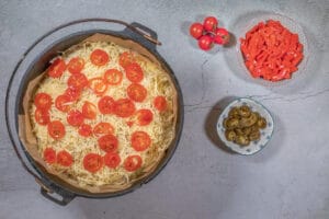 Tomaten und Käse auf dem Pizzabrot