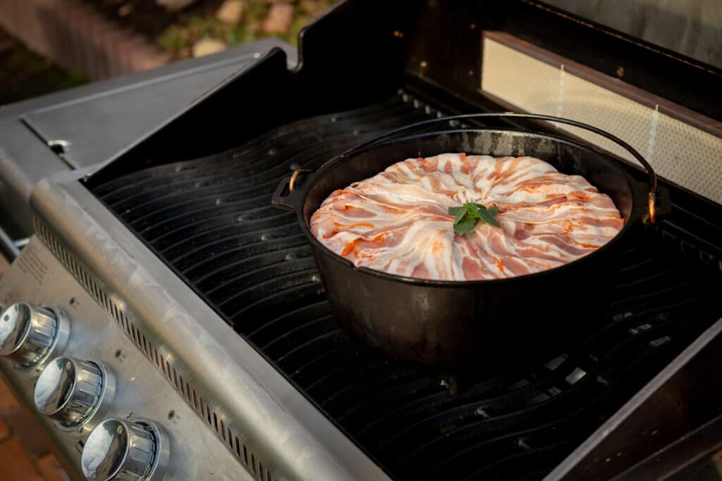 Schichtfleisch auf dem Gasgrill