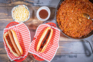 Texas Chili Hot Dog vorbereiten