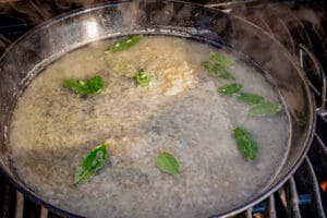 Reis kochen für die Jambalaya