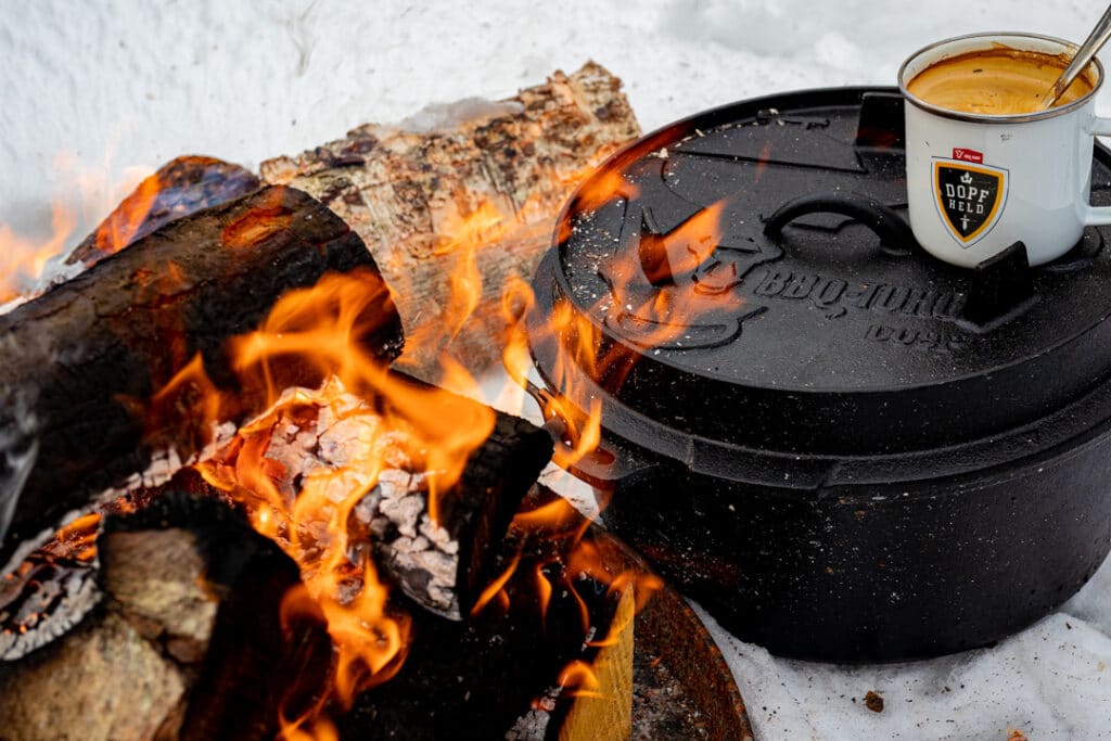 Dutch Oven am Feuer mit Kaffeetasse