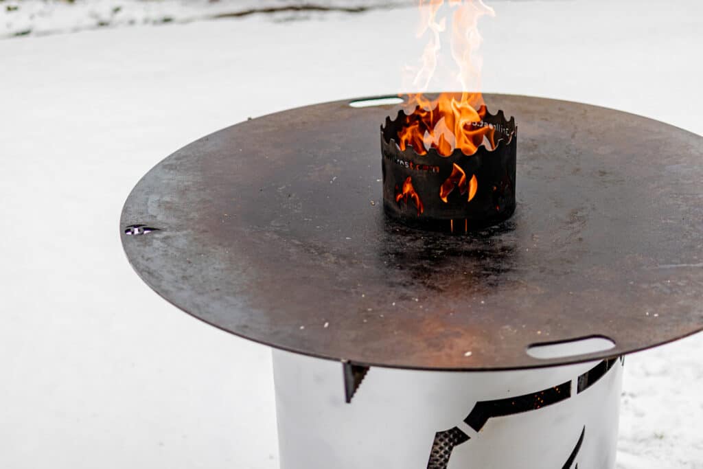 Feuerplatte im Schnee