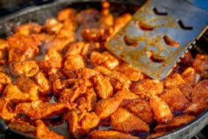 Hähnchen braten für die Jambalaya