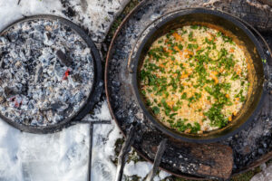 Mac and Cheese im Dutch Oven mit frischen Kräutern