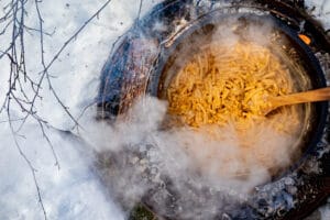 Mac and Cheese kochen im Dutch Oven