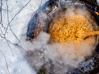 Mac and Cheese kochen im Dutch Oven