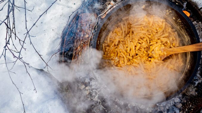 Mac and Cheese kochen im Dutch Oven