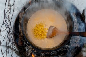 Makkaroni und Mais im Dutch Oven kochen