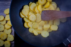 Bratkartoffel in der Pfanne braten