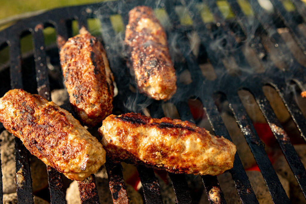 Cevapcici grillen auf dem Rost