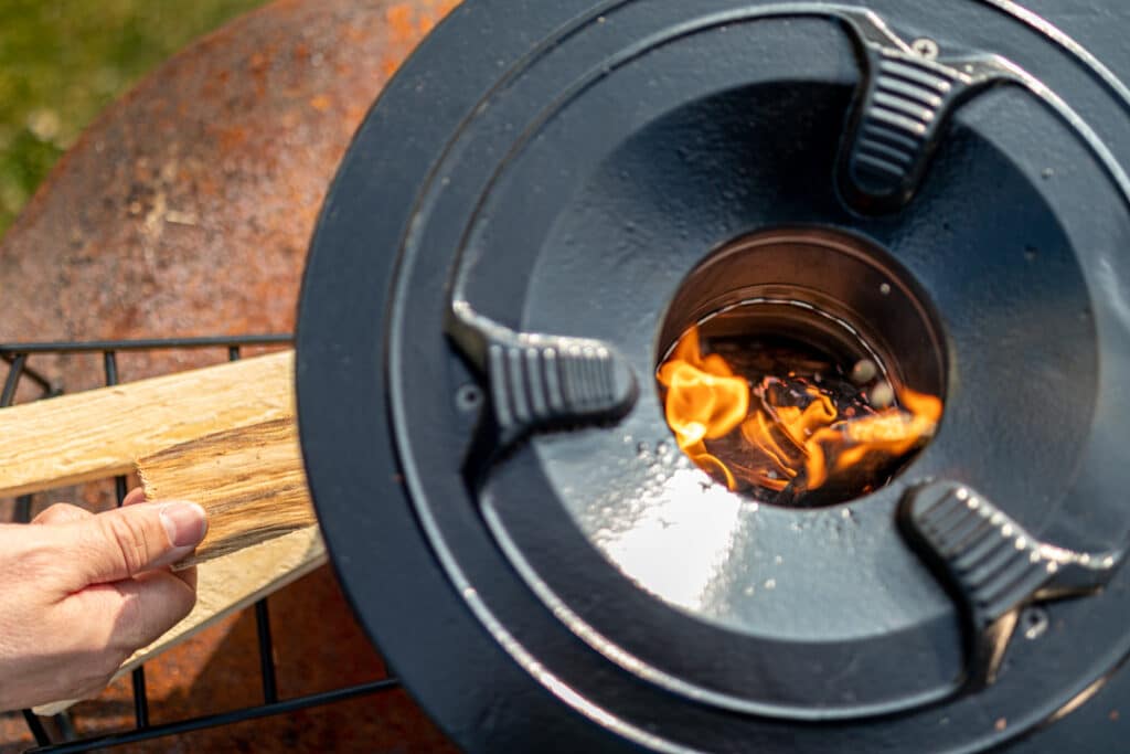 Holz zugeben beim Raketenofen