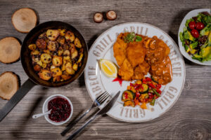 Schnitzel mit Bratkartoffeln als Beilage