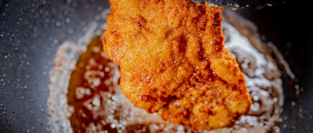 Panierte Schnitzel aus der Bratpfanne