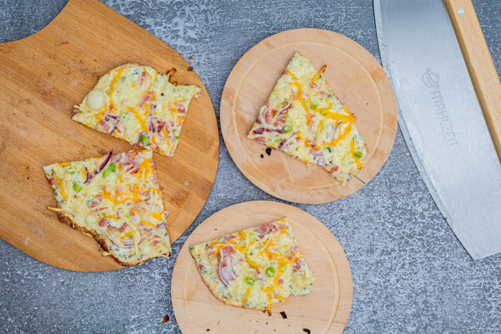 Flammkuchen auf Holzbrettern serviert