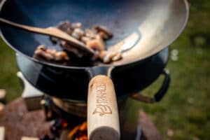 Wok Mahlzeit auf Raketenofen