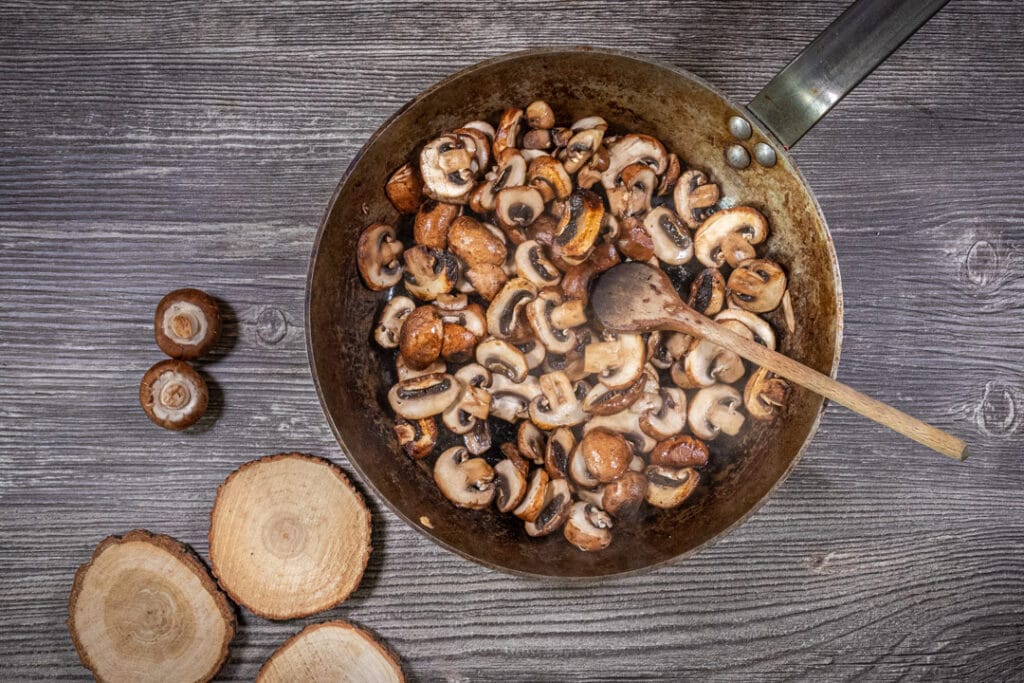 Champignons braten