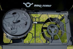 Gas Grilltisch BBQ-Toro mit Dutch Oven auf dem Brenner