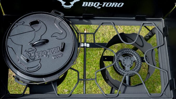 Gas Grilltisch BBQ-Toro mit Dutch Oven auf dem Brenner