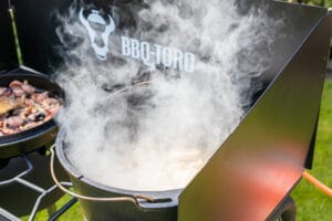 Dutch Oven auf dem Grilltisch