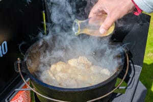 Weißwein in den Filettopf zugeben