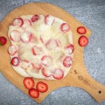 süßer Flammkuchen mit Erdbeeren, Mascarpone und weißer Schokolade