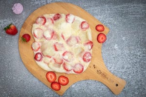 süßer Flammkuchen mit Erdbeeren, Mascarpone und weißer Schokolade