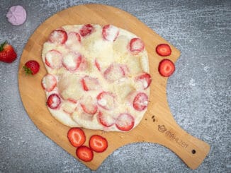 süßer Flammkuchen mit Erdbeeren, Mascarpone und weißer Schokolade