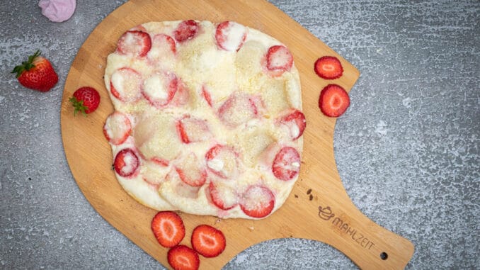 süßer Flammkuchen mit Erdbeeren, Mascarpone und weißer Schokolade