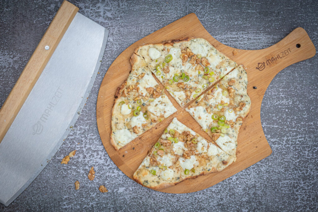 Flammkuchen mit Honig und Ziegenkaese