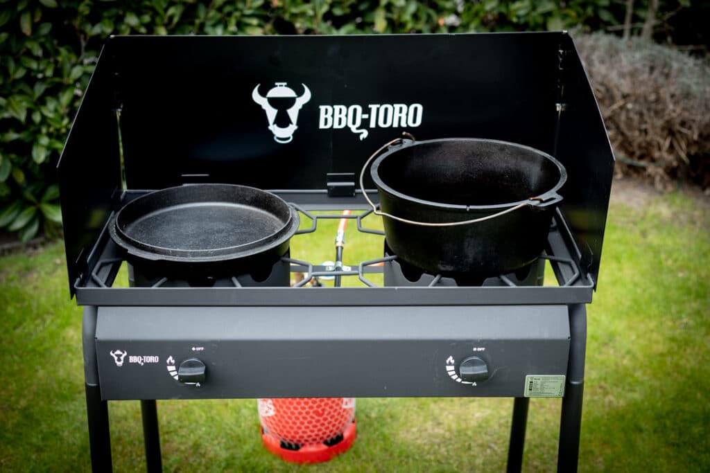 Gas Grilltisch mit Dutch Oven und Deckel