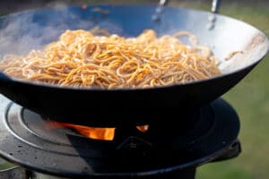 Wok mit Raketenofen mit Mie Nudeln