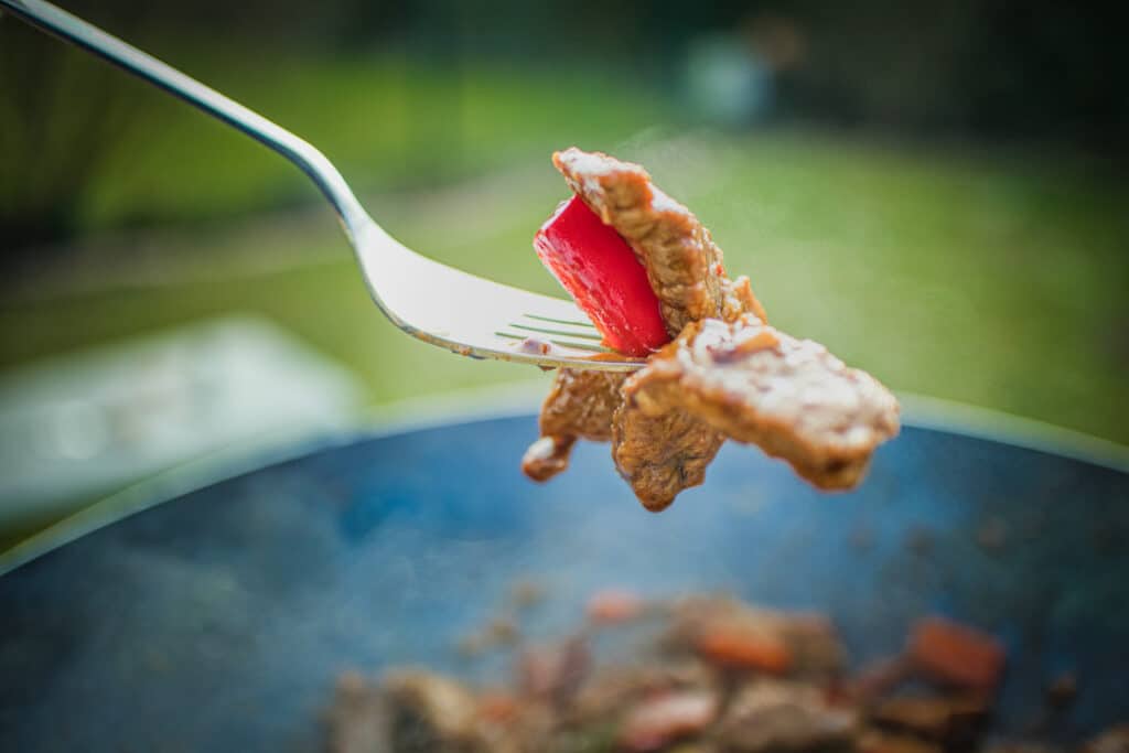 Rindfleisch Szechuan Art auf der Gabel