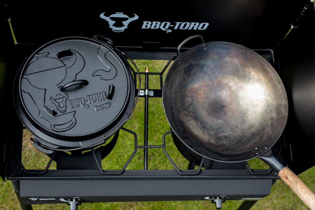 Wok und Dutch Oven auf dem Gas Grilltisch