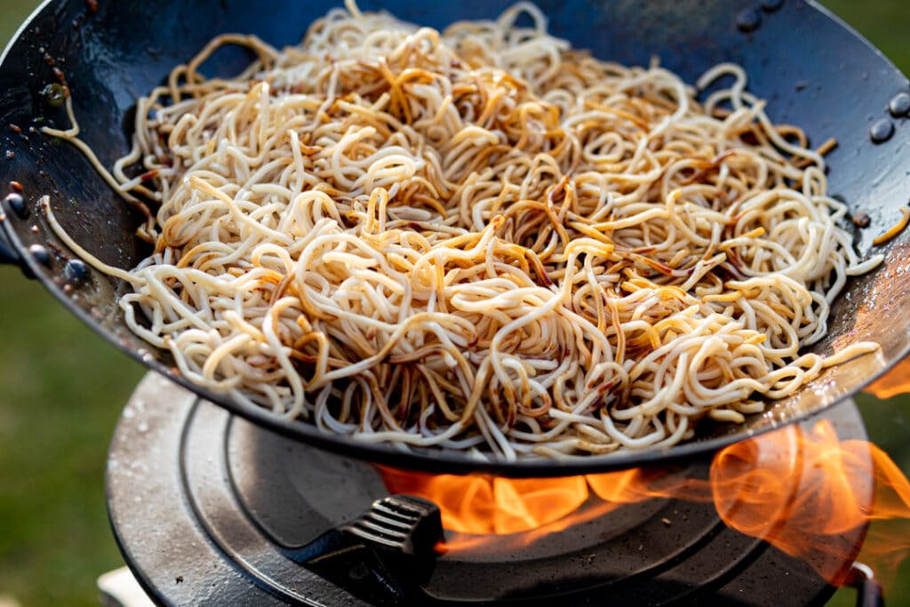 Mie Nudeln im Wok auf den Raketenofen