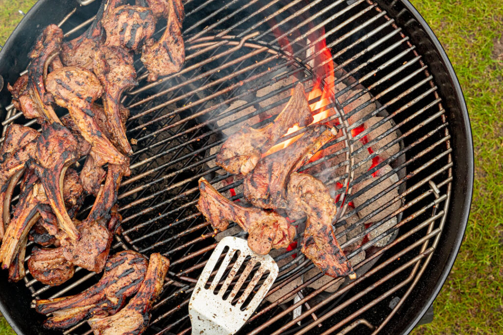 Lammkoteletts auf dem Holzkohlegrill