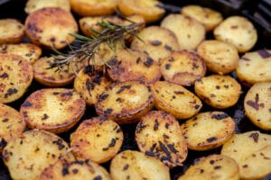 Rosmarinkartoffen in der Grillpfanne