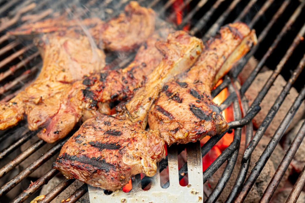 Lammkoteletts auf dem Grill