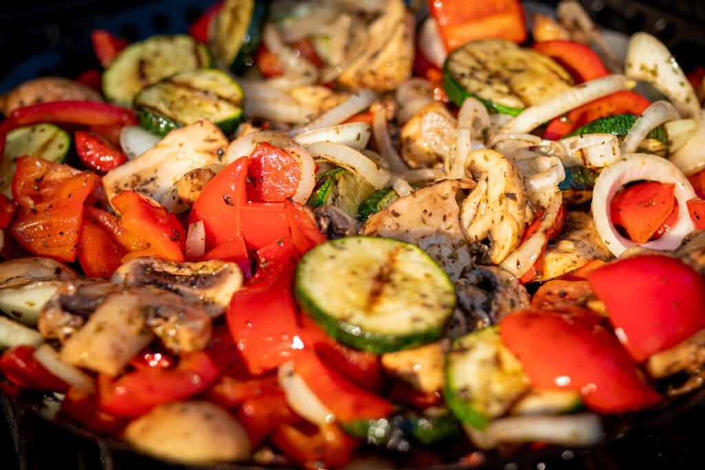 mariniertes Grillgemüse auf dem Gasgrill im Grillkorb