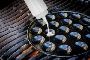 Poffertjes Pfanne auf dem Gasgrill