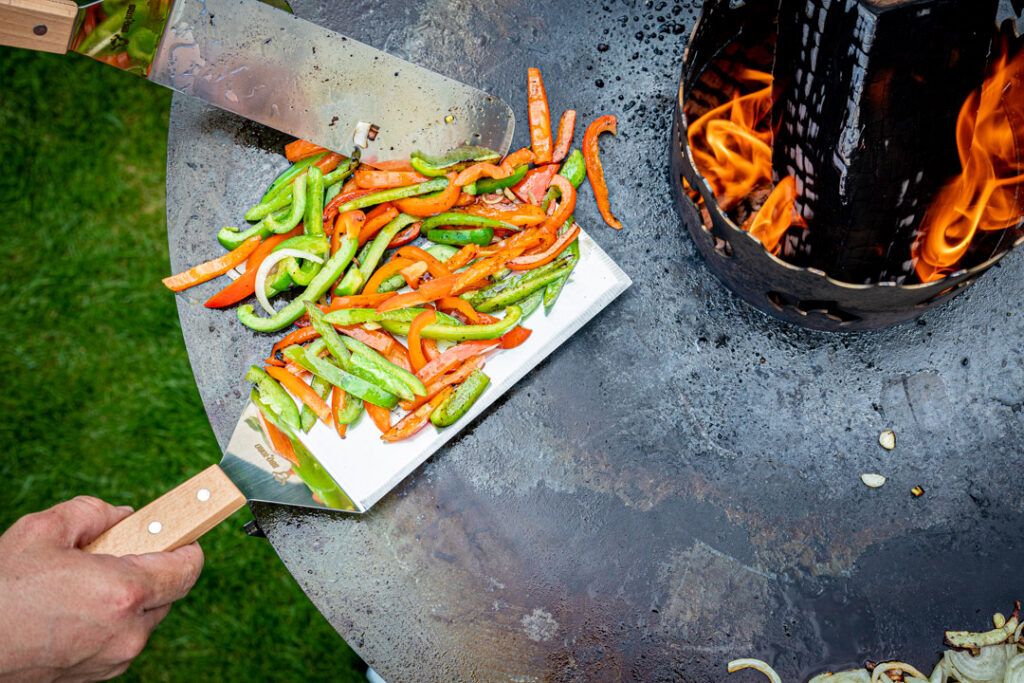 Paprika ud der Feuerplatte für das Philly Cheese Steak