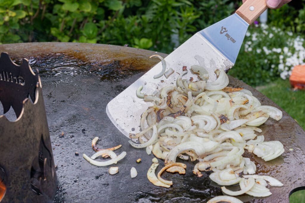 Zwiebeln braten