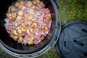 Champignons, Zwieben und Speck anbraten