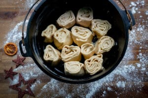 Zimtschnecken roh im Dutch Oven