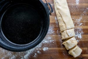 Zimtschnecken schneiden